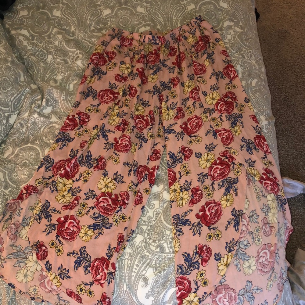 Flowy floral pink pants w/ slit in the front